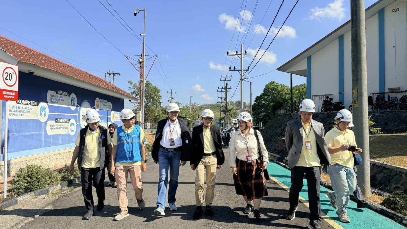 Kegiatan pegawai dan peserta internship PT PLN UPDL Semarang di lapangan